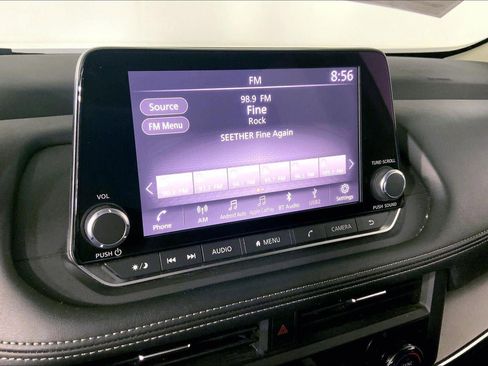 Used 2024 Nissan Rogue SV image 6