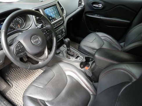 Used 2019 Jeep Cherokee Trailhawk AWD/4WD image 13