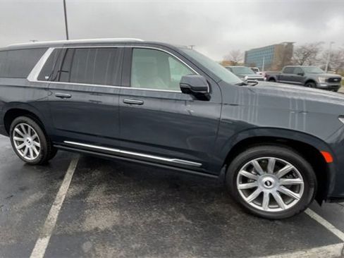 Used 2022 Cadillac Escalade ESV Premium Luxury Platinum image 3