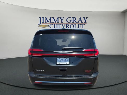 Used 2023 Chrysler Pacifica Touring-L FWD image 4