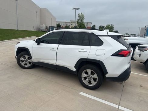 Used 2021 Toyota RAV4 XLE w/ Convenience Package FWD image 5