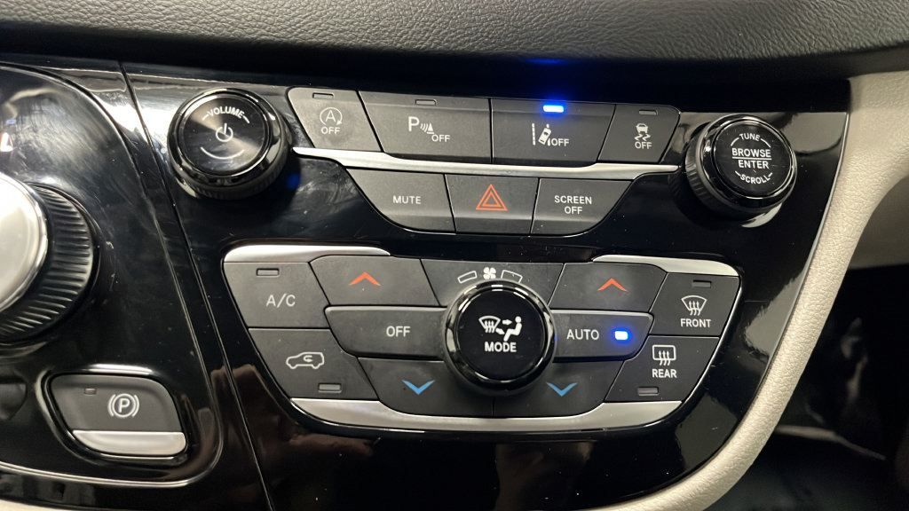 Used 2024 Chrysler Pacifica Touring-L FWD image 17