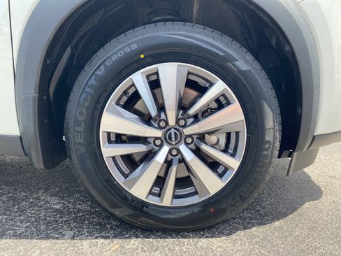 Certified 2023 Nissan Pathfinder SL w/ Black Appearance Package FWD image 10