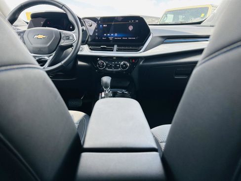Used 2025 Chevrolet Trax LT w/ LT Convenience Package FWD image 21