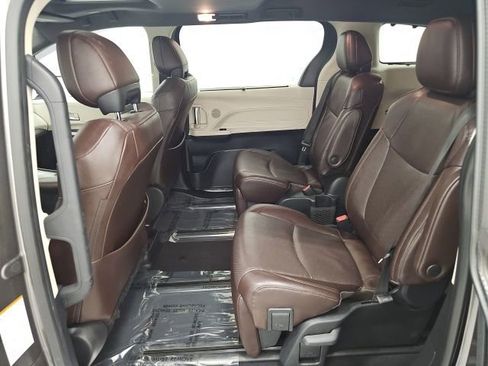 Certified 2023 Toyota Sienna Platinum image 32