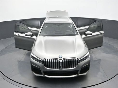 Used 2022 BMW 750i xDrive w/ Autobahn Package image 32