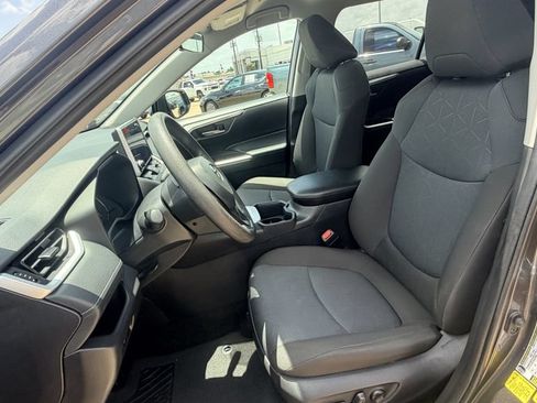 Used 2025 Toyota RAV4 XLE FWD image 29