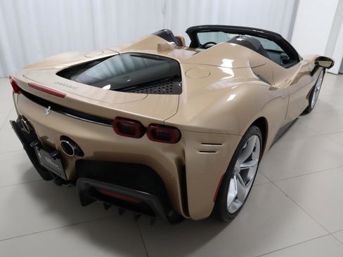 Used 2022 Ferrari SF90 Spider image 9