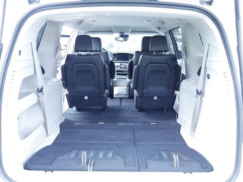 Certified 2023 Chrysler Pacifica Touring-L FWD image 18