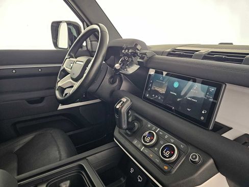 Used 2023 Land Rover Defender 110 SE image 11