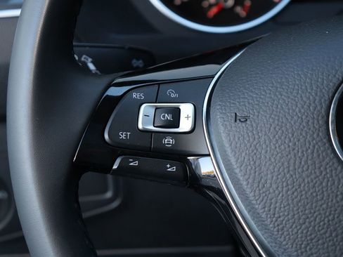 Used 2020 Volkswagen Tiguan SE w/ Panoramic Sunroof Package image 16