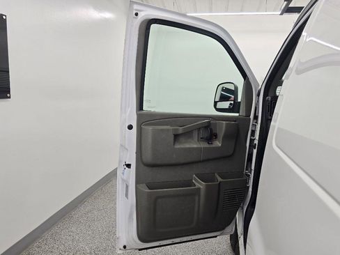 Used 2018 Chevrolet Express 2500 w/ Enhanced Convenience Package RWD image 28