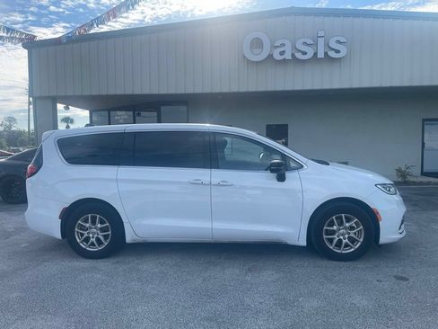 Used 2024 Chrysler Pacifica Touring FWD image 1