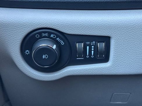 Used 2023 Chrysler Pacifica Touring-L image 41