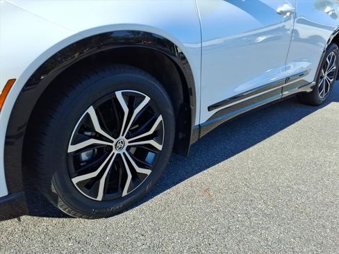Certified 2025 Toyota Crown Signia AWD/4WD image 9