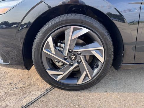 Used 2025 Hyundai Elantra SEL FWD image 11