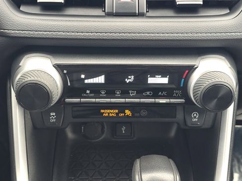 Used 2022 Toyota RAV4 LE image 19