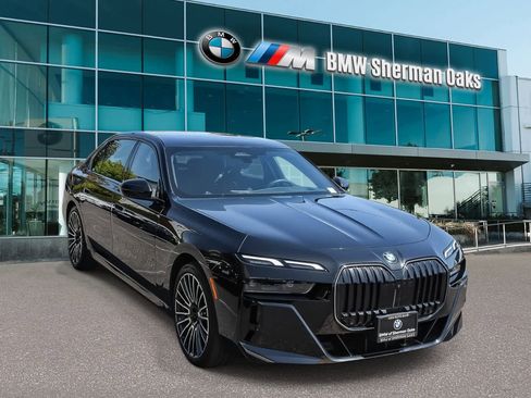 Used 2025 BMW 740i w/ Premium Package RWD image 3
