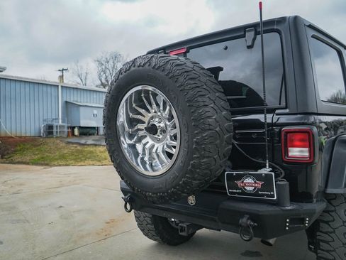 Used 2020 Jeep Wrangler Unlimited Sahara image 31