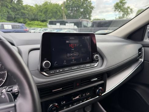 Used 2025 Nissan Rogue SV FWD image 20