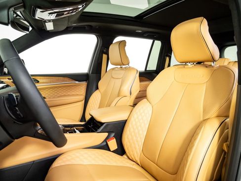 Used 2025 Jeep Grand Cherokee Summit image 5