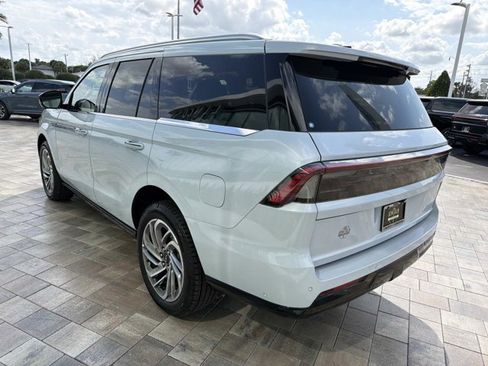 New 2025 Lincoln Navigator Reserve image 4