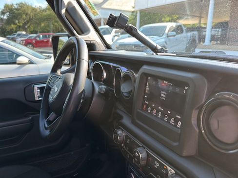 Used 2022 Jeep Gladiator Sport AWD/4WD image 16