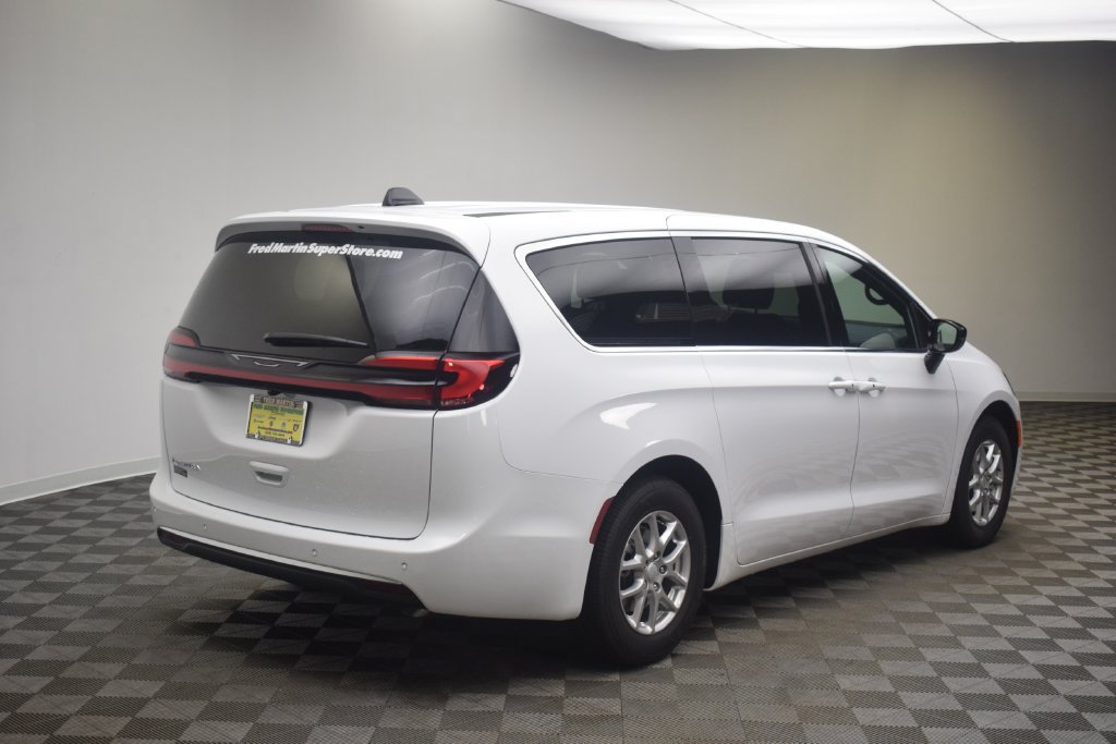 New 2027 Chrysler Pacifica Select FWD image 5
