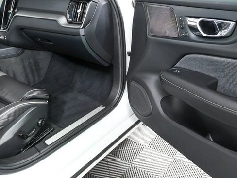 Used 2019 Volvo S60 T6 R-Design image 24