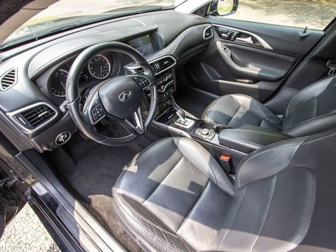 Used 2017 INFINITI QX30 w/ Cargo Package image 11