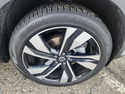Certified 2025 Volvo XC40 B5 Ultra w/ Climate Package image 19