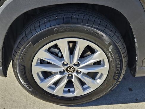 Used 2022 Toyota Corolla Cross LE image 10