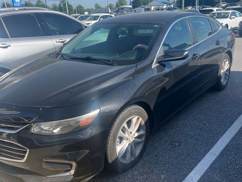 Used 2017 Chevrolet Malibu LT image 2