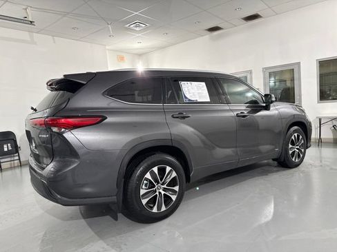 Used 2022 Toyota Highlander XLE AWD/4WD image 16
