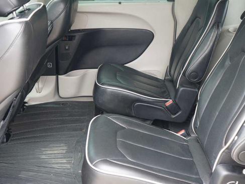 Used 2022 Chrysler Pacifica Limited FWD image 22