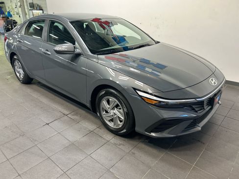Used 2026 Hyundai Elantra SE FWD image 2
