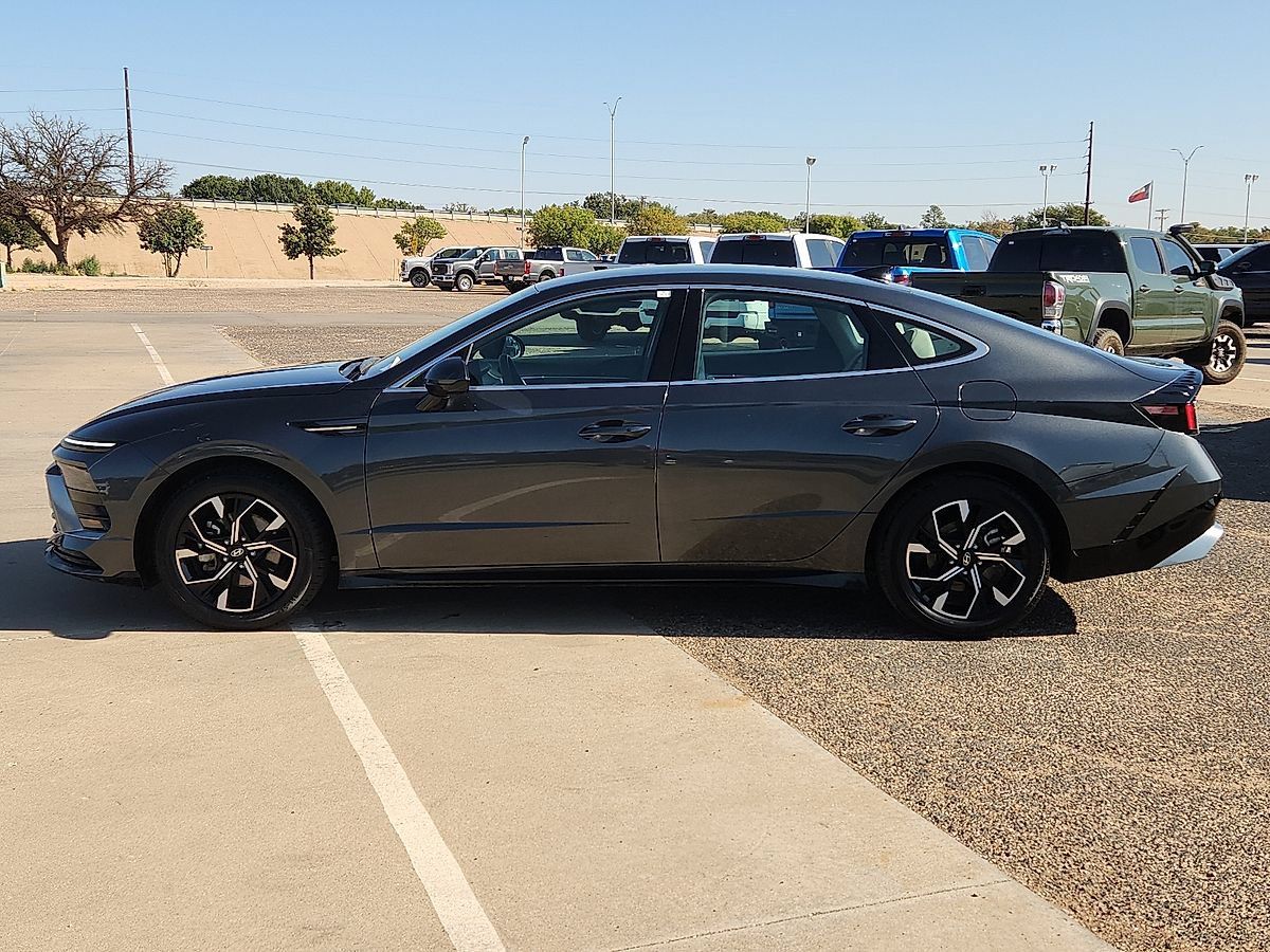 Used 2025 Hyundai Sonata SEL FWD image 2