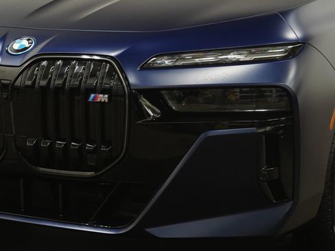 Used 2025 BMW i7 M70 w/ Executive Package image 9