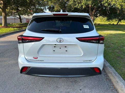 Used 2023 Toyota Highlander Limited FWD image 5