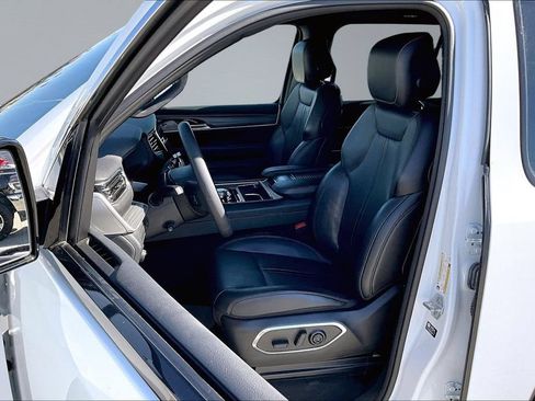Certified 2024 Jeep Wagoneer L Series II w/ Flexible Seating Group AWD/4WD image 3