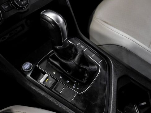 Used 2018 Volkswagen Tiguan SE image 27