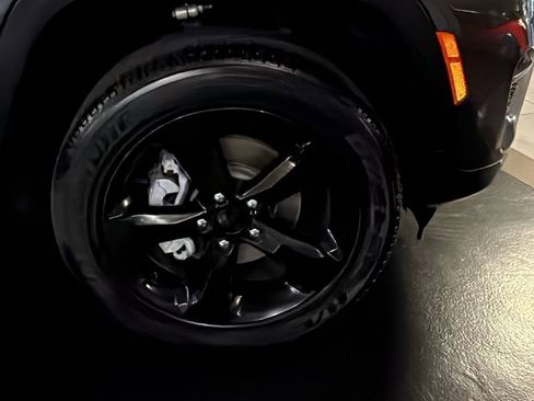 Used 2025 Jeep Grand Cherokee Altitude image 6