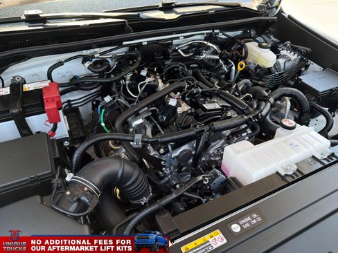 Used 2025 Toyota 4Runner SR5 AWD/4WD image 15