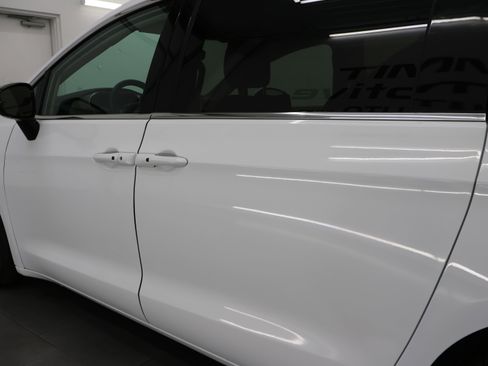 Used 2024 Chrysler Pacifica Touring-L FWD image 31