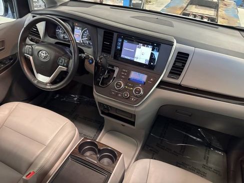 Used 2017 Toyota Sienna XLE w/ XLE Navigation Package FWD image 21