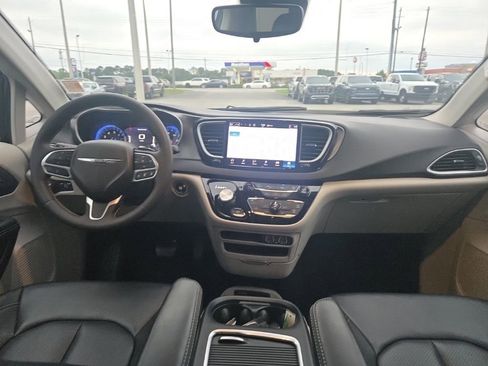 Used 2024 Chrysler Pacifica Touring-L FWD image 11