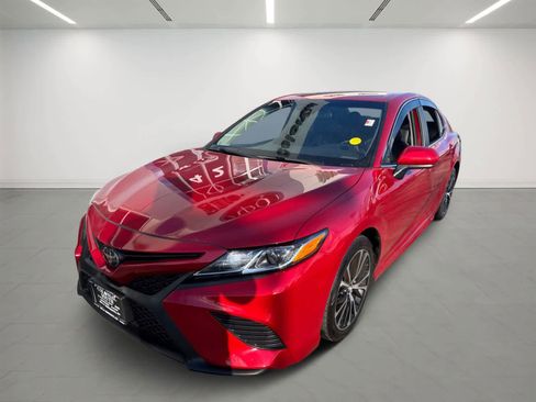 Used 2020 Toyota Camry SE image 2