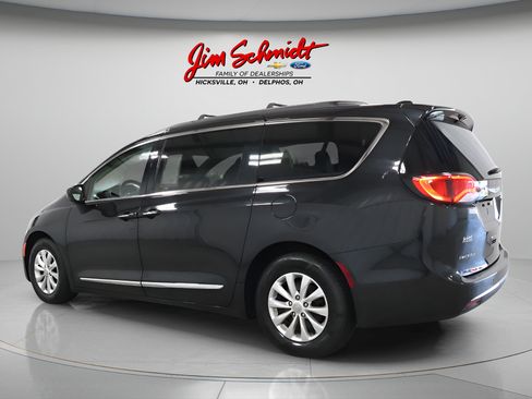 Used 2018 Chrysler Pacifica Touring-L FWD image 4