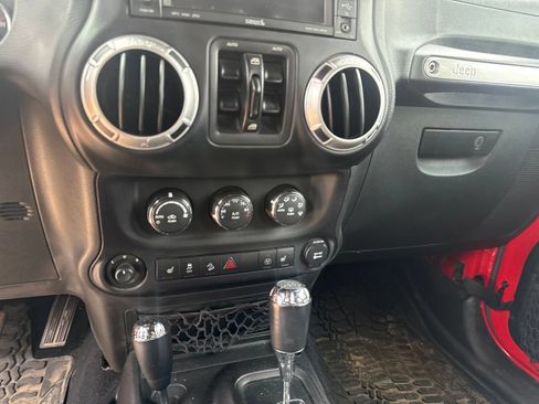 Used 2015 Jeep Wrangler Unlimited Rubicon AWD/4WD image 13