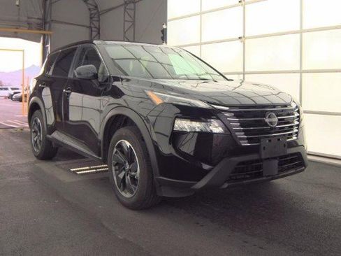 Used 2024 Nissan Rogue SV image 2